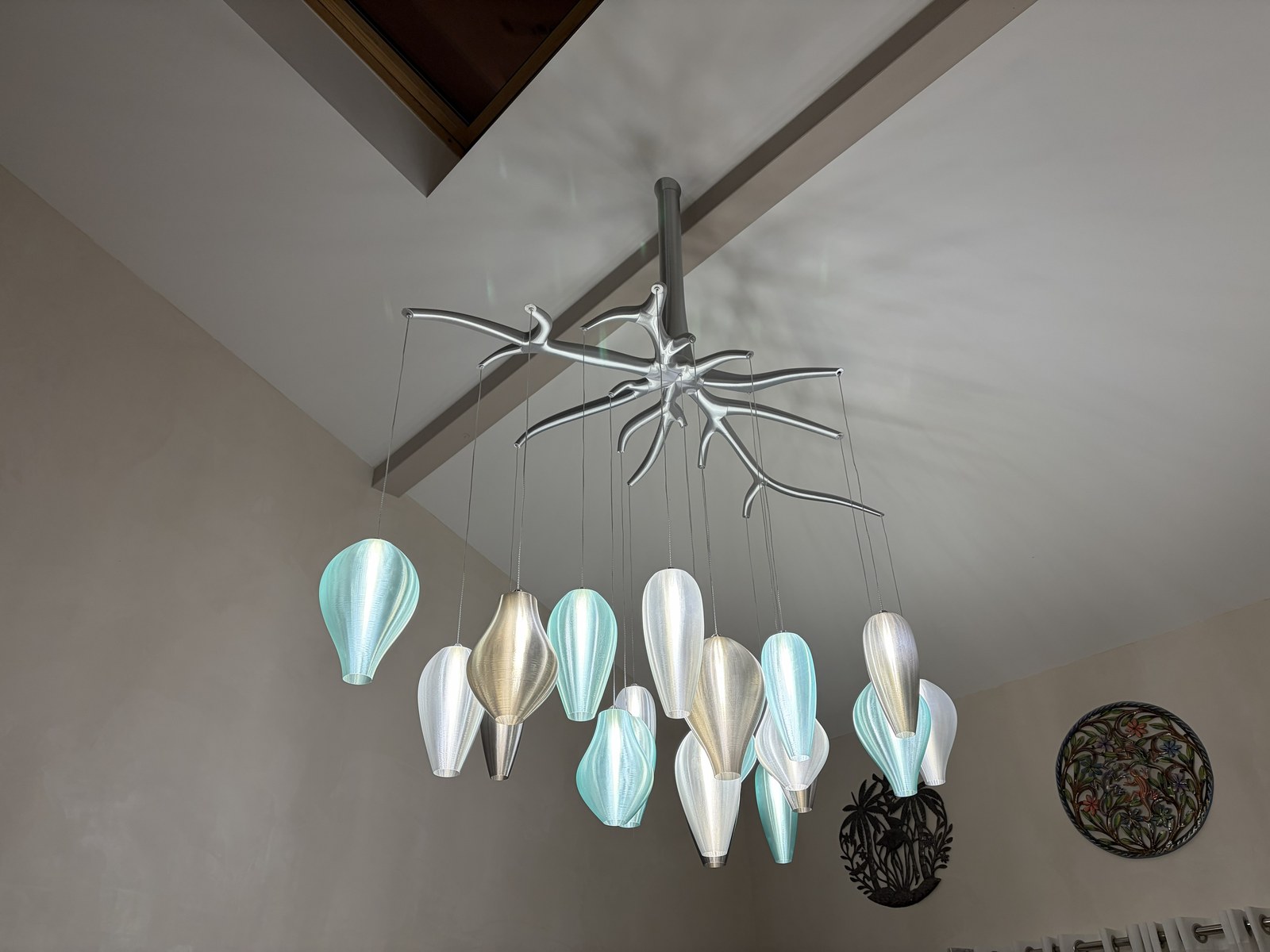 Lustre sur mesure volumineux GRIG3D sous charpente apparente — Série Foxfire
